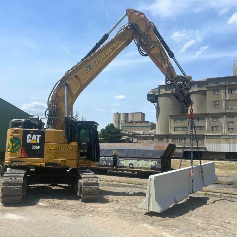 Hebearbeiten mit Bagger - Baggerarbeiten Schuch Gewerbebaustelle großer CAT Bagger